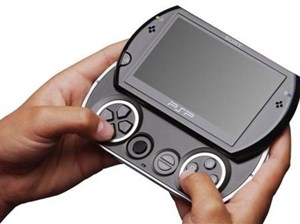 Máy game PSP Go hạ giá còn 150 USD