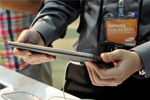 Cận cảnh Galaxy Tab 10.1 tại Samsung Forum 2011 