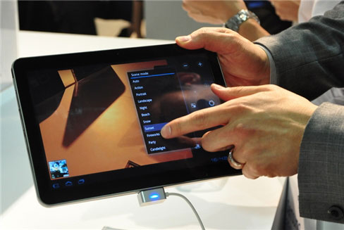Cận cảnh Galaxy Tab 10.1 tại Samsung Forum 2011 