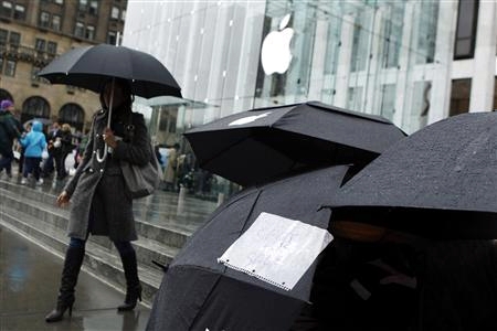 Dân Mỹ đội mưa xếp hàng mua iPad 2