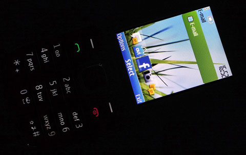 'Đập hộp' di động 3G rẻ nhất của Nokia