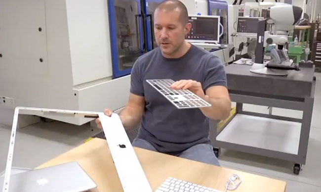 Hiệp sĩ Jonathan Ive, chuyên gia thiết kế nổi tiếng của Apple.