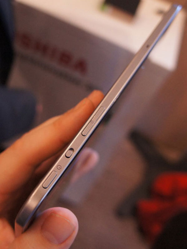 Toshiba AT470 dùng màn hình Super AMOLED