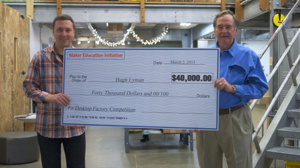 Hugh Lyman (phải) nhận giải thưởng trị giá 40.000 USD của cuộc thi Desktop Factory Competition  Ông lão 83 tuổi và phát minh in ấn 3D giá rẻ
