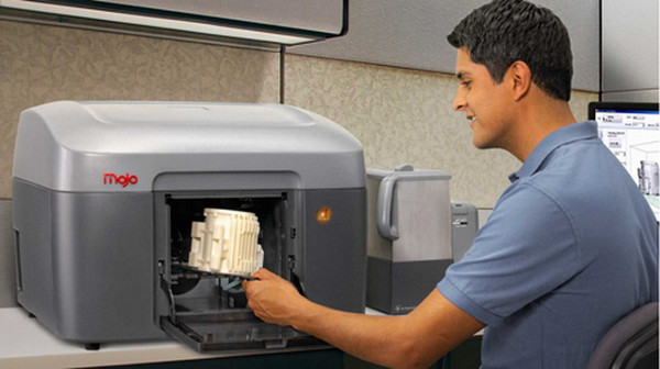 Một sản phẩm in 3D vừa “ra lò” từ máy in 3D Mojo Ông lão 83 tuổi và phát minh in ấn 3D giá rẻ