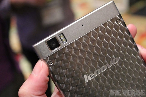 Lenovo K900 là chiếc điện thoại thông minh đầu tiên sử dụng chip Intel.  Lenovo K900 bán ra vào ngày 17/4, khoảng 10 triệu đồng