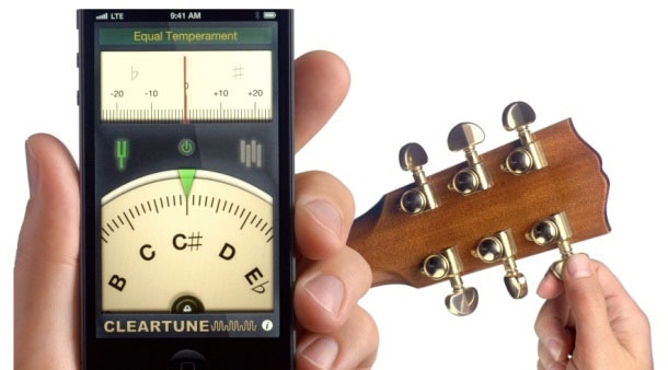 Ứng dụng giúp người dùng giải các bài toán phức tạp, điều chỉnh ánh sáng của một chiếc đèn bàn và chỉnh dây cho guitar Apple ra 2 clip quảng cáo tính năng mới của iPhone