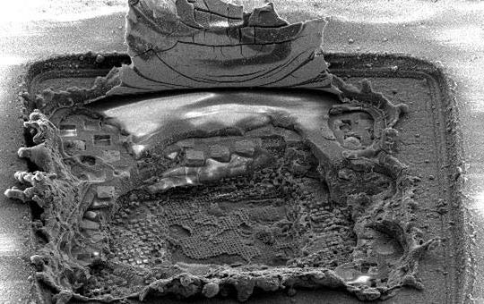 Con chip này nhỏ chỉ bằng một đồng xu nhưng bên trong có chứa nhiều cảm biến để theo dõi điện áp, công suất, cường độ dòng điện, nhiệt độ. Chip có khả năng tự phục hồi khi bị hỏng