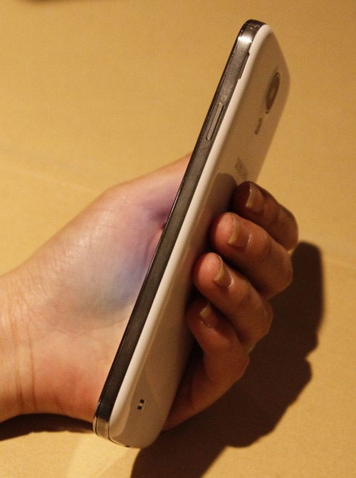 Galaxy S4 trình làng với màn hình Full HD, mỏng 7,8 mm