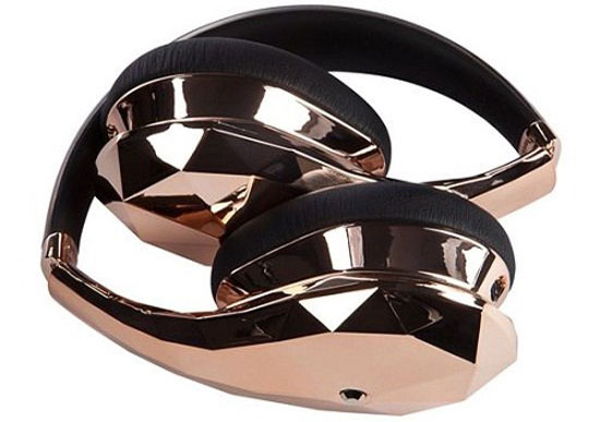 Trong khi đó, Diamond Tears trông nhẹ nhàng và thanh thoát hơn.  Bộ đôi tai nghe Monster "khủng"