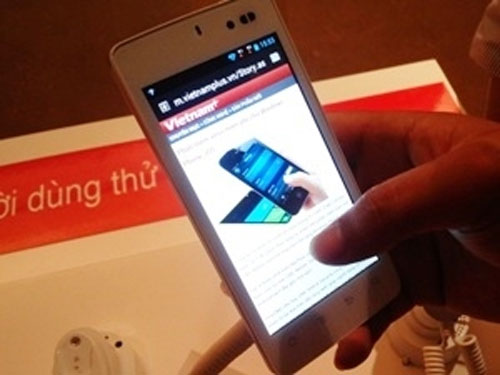 FPT chính thức đưa điện thoại lõi tứ đầu tiên lên kệ