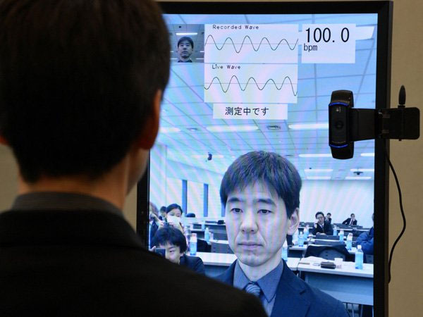 Fujitsu đã công bố chiếc điện thoại có khả năng bắt mạch của người sử dụng thông qua khuôn mặt. Smartphone có khả năng bắt mạch qua khuôn mặt