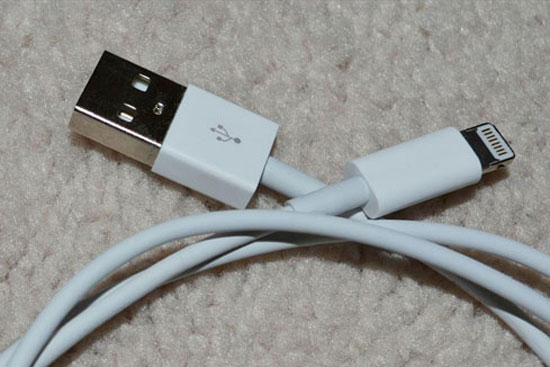 Cáp Lighning "nhái" của Trung Quốc có hình thức na ná cáp "xịn". Cẩn trọng với cáp Lightning "nhái" của Trung Quốc