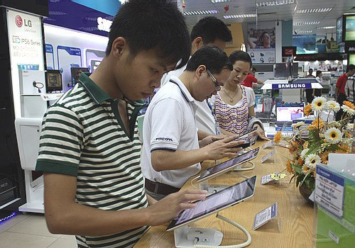Lượng khách quan tâm đến máy tính bảng chạy Windows 8 và Windows RT còn ít trong khi iPad và các dòng giá rẻ luôn được nhiều người hỏi thăm. Tablet chạy Windows 8 và RT chưa thu hút ở Việt Nam