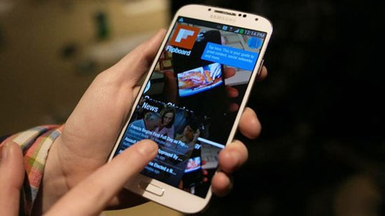 Giá bán của Galaxy S4 tại Anh nhỉnh hơn một chút so với HTC One. Galaxy S4 và HTC One cho đặt hàng tại Anh, giá hơn 760 USD