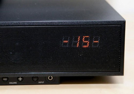 Đèn hiển thị mặt trước của loa Zvox Z-Base 420 trông đẹp mắt nhưng không thật sự cần thiết. Chọn loa soundbar cho TV