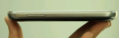 Bên cạnh trái của máy là nút điều khiển âm lượng, bên cạnh phải là nút nguồn Cận cảnh Galaxy Trend Lite của Samsung