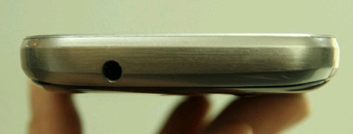 Cạnh trên của máy chỉ có duy nhất vị trí gắn tai nghe Cận cảnh Galaxy Trend Lite của Samsung