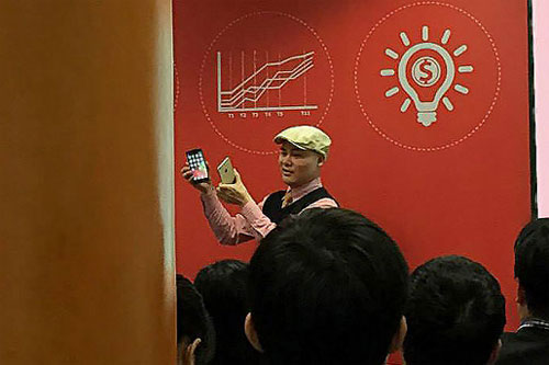 Bphone tiếp tục xuất hiện trên tay Tổng giám đốc Nguyễn Tử Quảng Bphone tiếp tục xuất hiện trên tay Tổng giám đốc Nguyễn Tử Quảng