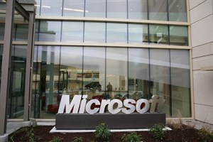 Microsoft quyết định tăng lương để giữ người tài