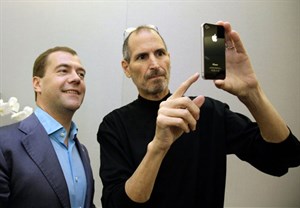 Steve Jobs lên tiếng về scandal theo dõi người dùng