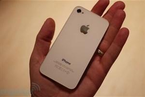 Apple trần tình việc iPhone 4 trắng ra đời muộn 