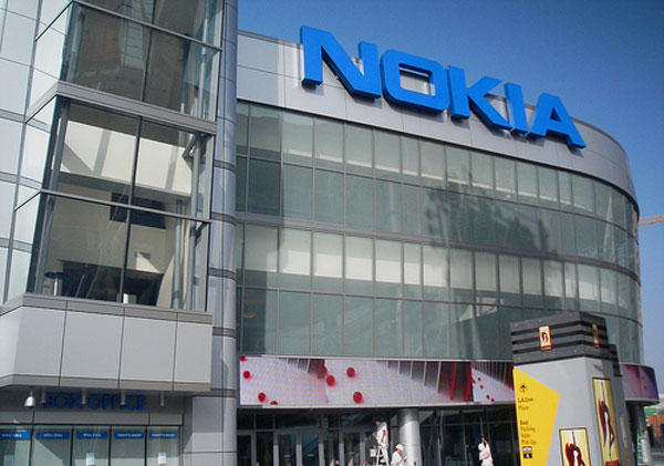 Nokia bị đánh tụt xếp hạng tín dụng xuống mức BB-