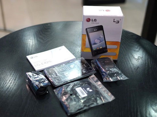 Mở hộp điện thoại LG Optimus L3 II vừa bán ra thị trường