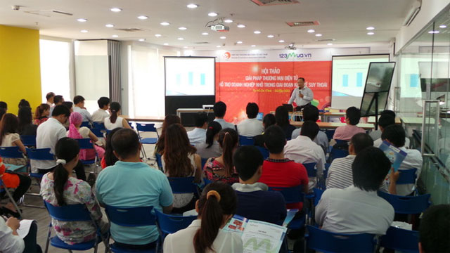 Ông Nguyễn Văn Dũng, đại diện Hiệp hội TMĐT Việt Nam (VECOM) chi nhánh TP.HCM, công bố các số liệu về TMĐT tại buổi hội thảo phối hợp cùng 123Mua tổ chức ngày 2-4 Việt Nam: Kinh doanh trực tuyến tăng hơn 100%