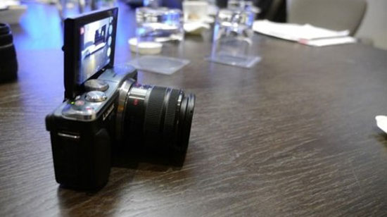 Màn hình phía sau lật 180 độ. Máy ảnh mirrorless có NFC và Wi-Fi xuất hiện