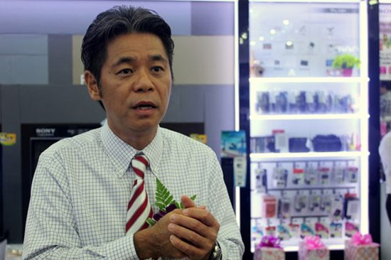 Ông Yuzo Otsuki, Tổng giám đốc của Sony Việt Nam, trong buổi khai trương cửa hàng Sony Center thứ 20 ở Hà Nội. Sony chuẩn bị đưa nhiều dòng TV 3D thụ động về VN