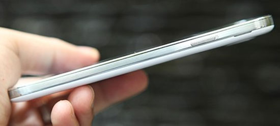 Cạnh phải có nút nguồn. Samsung Galaxy S4 trắng xuất hiện tại Việt Nam