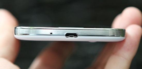 Micro và cổng sạc kiêm kết nối ở phía dưới. Samsung Galaxy S4 trắng xuất hiện tại Việt Nam