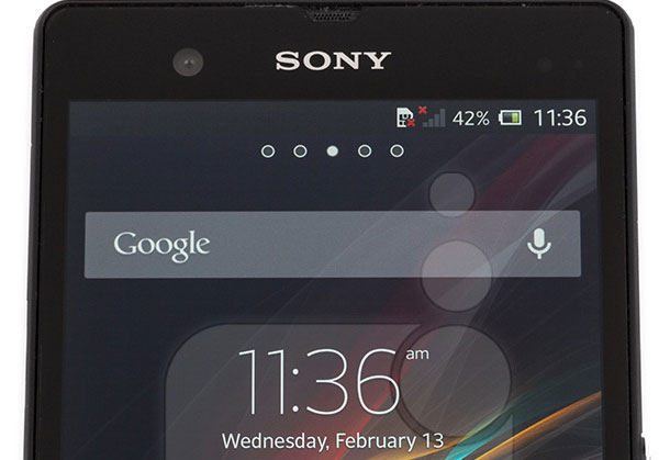 Phần loa thoại hình thang ở trên cùng màn hình có diện tích tương đối lớn nên các vậy nhỏ và mảnh có thể tác động được. Đi tìm nguyên nhân Xperia Z bị lỗi nứt màn hình