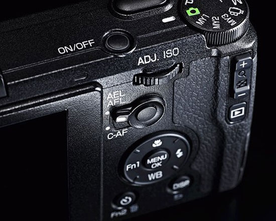 Pentax ra Ricoh GR, đối thủ của Fujifilm X100S