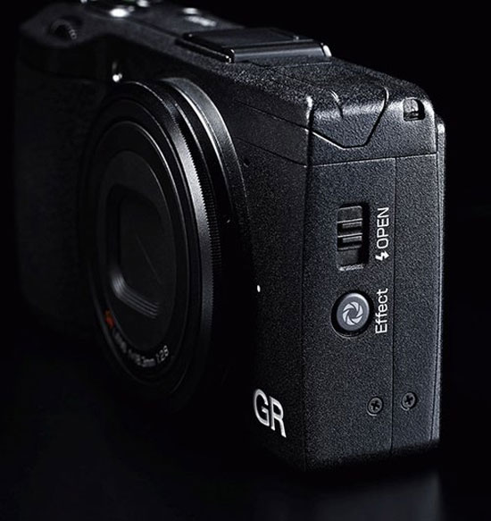 Pentax ra Ricoh GR, đối thủ của Fujifilm X100S