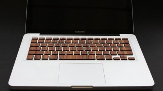 Bàn phím gỗ hồng đào hoặc tre nhờ tia laser. Bàn phím gỗ cho MacBook