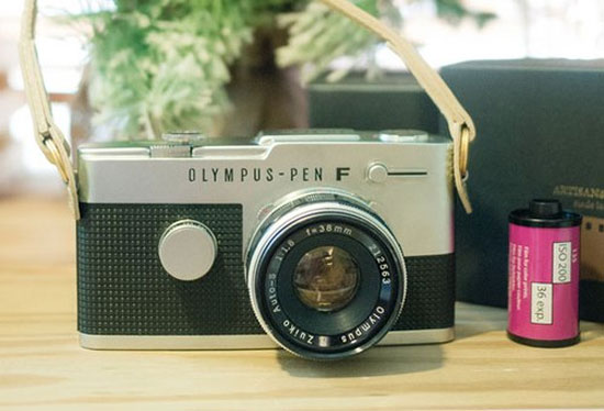 Model máy ảnh dùng phim 35mm Olympus PEN F từng được giới thiệu những năm 1960. Hình ảnh đầu tiên của model Olympus E-P5