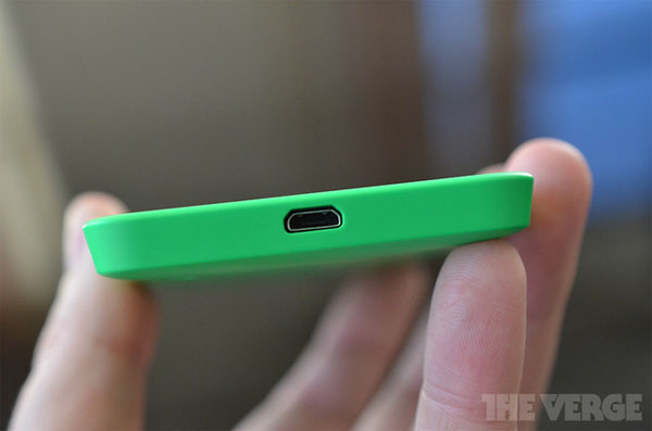 Lumia 630 cho phép người sử dụng đổi vỏ theo ý thích Ảnh thực tế điện thoại Lumia 930 và Lumia 630