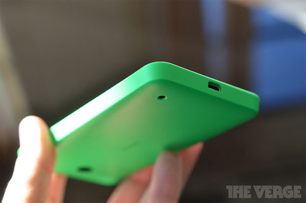Lumia 630 trông khá giống phiên bản cũ Lumia 620 Ảnh thực tế điện thoại Lumia 930 và Lumia 630