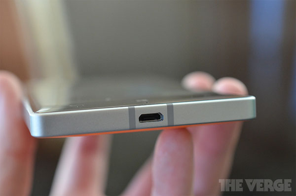 Máy vuông vức và có cạnh viền kim loại trông nam tính Ảnh thực tế điện thoại Lumia 930 và Lumia 630