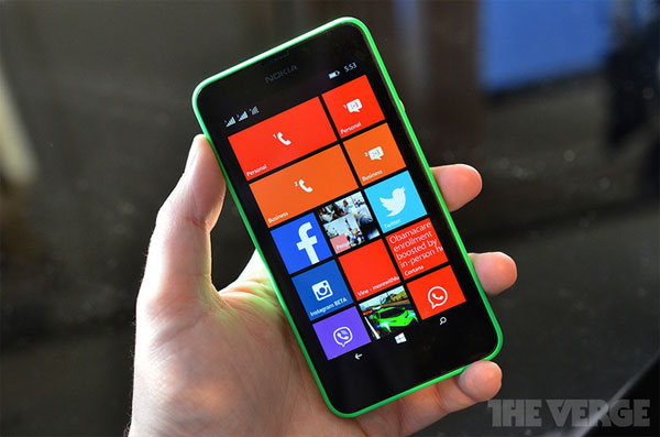 Lumia 630 là smartphone giá rẻ của Nokia Ảnh thực tế điện thoại Lumia 930 và Lumia 630