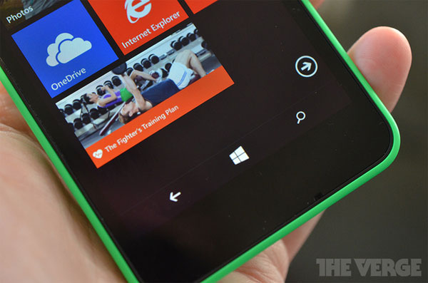 Lumia 630 còn là điện thoại Windows Phone 8.1 đầu tiên sử dụng các phím bấm cảm ứng trên màn hình Ảnh thực tế điện thoại Lumia 930 và Lumia 630