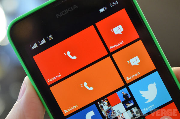 Máy có màn hình 4,5 inch, chip Snapdragon 400, RAM 512 MB và bộ nhớ trong 8 GB kèm khe cắm thẻ nhớ Ảnh thực tế điện thoại Lumia 930 và Lumia 630