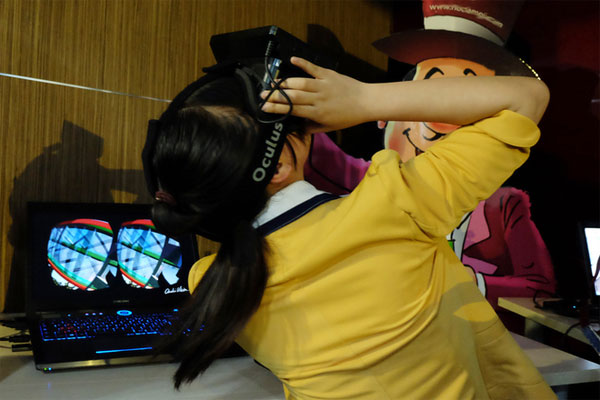 Một bạn trẻ đang say mê trải nghiệm thế giới 3D của kính Oculus Rift, như quên cả thế giới bên ngoài Hàng trăm người dùng thử kính tỷ đô Oculus tại Việt Nam