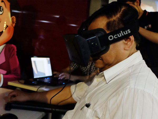 Kính thực tế ảo không chỉ thu hút giới trẻ mà cả những người cao tuổi Hàng trăm người dùng thử kính tỷ đô Oculus tại Việt Nam