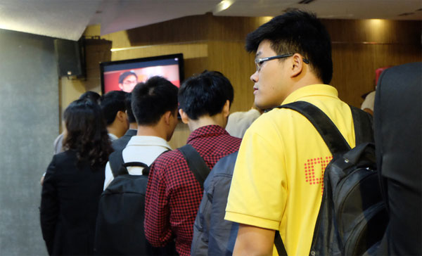 Mỗi người chỉ có thể dùng thử trong 2-3 phút Hàng trăm người dùng thử kính tỷ đô Oculus tại Việt Nam