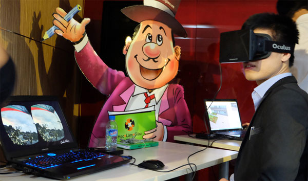 Phải đến tháng 7, Oculus Rift, còn gọi là kính thực tế ảo (virtual Reality - VR), mới có phiên bản thương mại Hàng trăm người dùng thử kính tỷ đô Oculus tại Việt Nam
