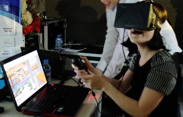 Những người tham gia tỏ ra rất hào hứng khi tiếp cận công nghệ mới Hàng trăm người dùng thử kính tỷ đô Oculus tại Việt Nam