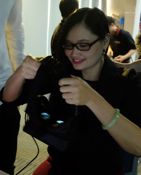 Trong số những người tham gia, có rất nhiều bạn nữ Hàng trăm người dùng thử kính tỷ đô Oculus tại Việt Nam